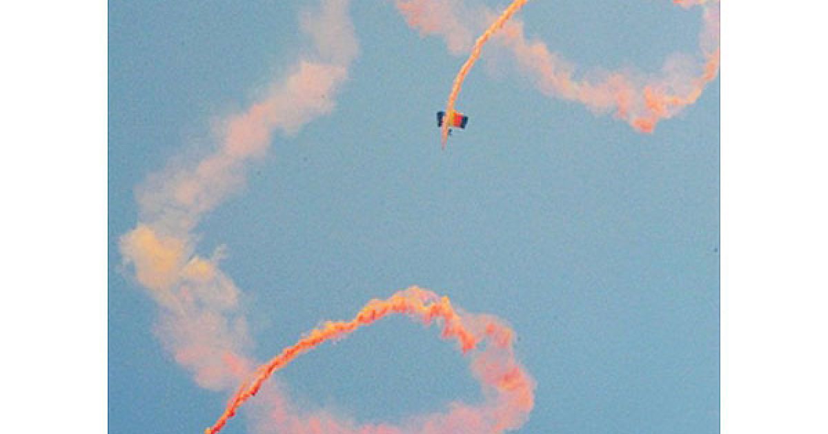 Виступ парашутистів-акробатів на авіасалоні "Airshow China 2010" / © AFP