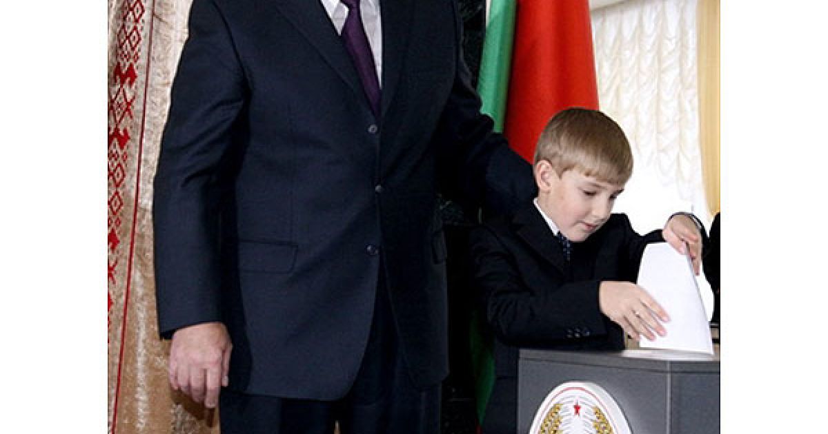 Переобраний, згідно з попередніми даними, президент Білорусі Олександр Лукашенко впевнений, що в його крайні більше не буде "недолугої демократії". / © AFP