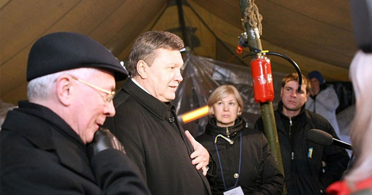 Підприємці запросили Януковича випити чаю до одного з наметів, де обладнана кухня, щоб продовжити розмову. / © President.gov.ua