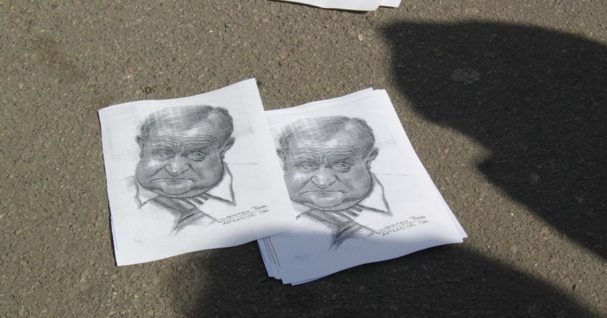 Активісти на асфальті розкидали маленькі листівки з портретами Могильова. / © bilozerska.livejournal.com