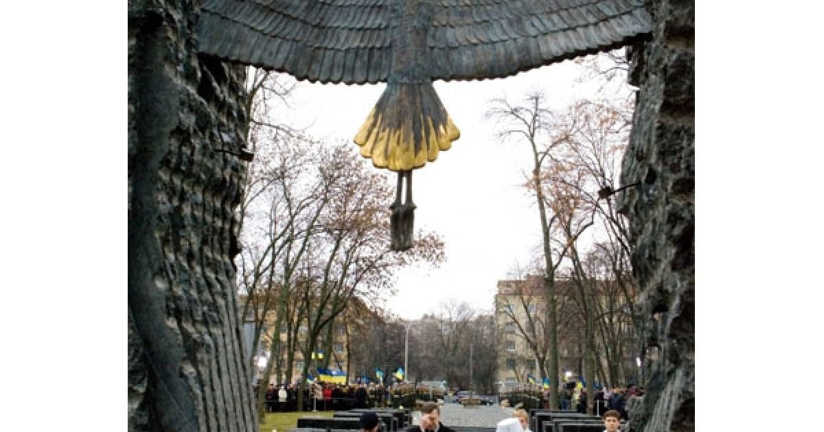 У Києві відбулась акція пам&rsquo;яті, панахида біля Національного Меморіалу жертв Голодомору та жалобні заходи, в яких взяли участь президент Віктор Янукович і прем&#039;єр-міністр Микола Азаров. / © President.gov.ua