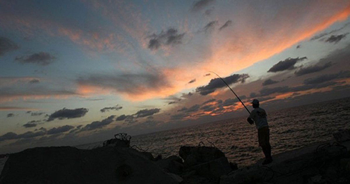 Чоловік ловить рибу у порту Сектора Гази. / © AFP