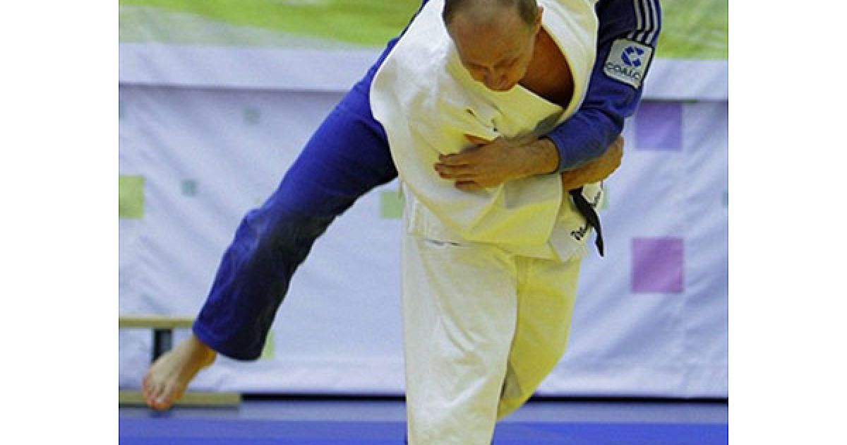 Прем&#039;єр провів на татамі близько півгодини, вибираючи переважно молодих борців. / © AFP