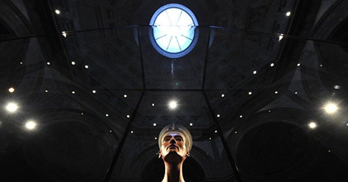 Німеччина, Берлін. Бюст єгипетської цариці Нефертіті виставлений у Берліні в "Новому музеї". Вища рада з питання старожитностей Єгипту вимагає від Німеччини повернути Єгипту 3400-річний бюст легендарної цариці, який був знайдений на березі Нілу 98 років тому. / © AFP