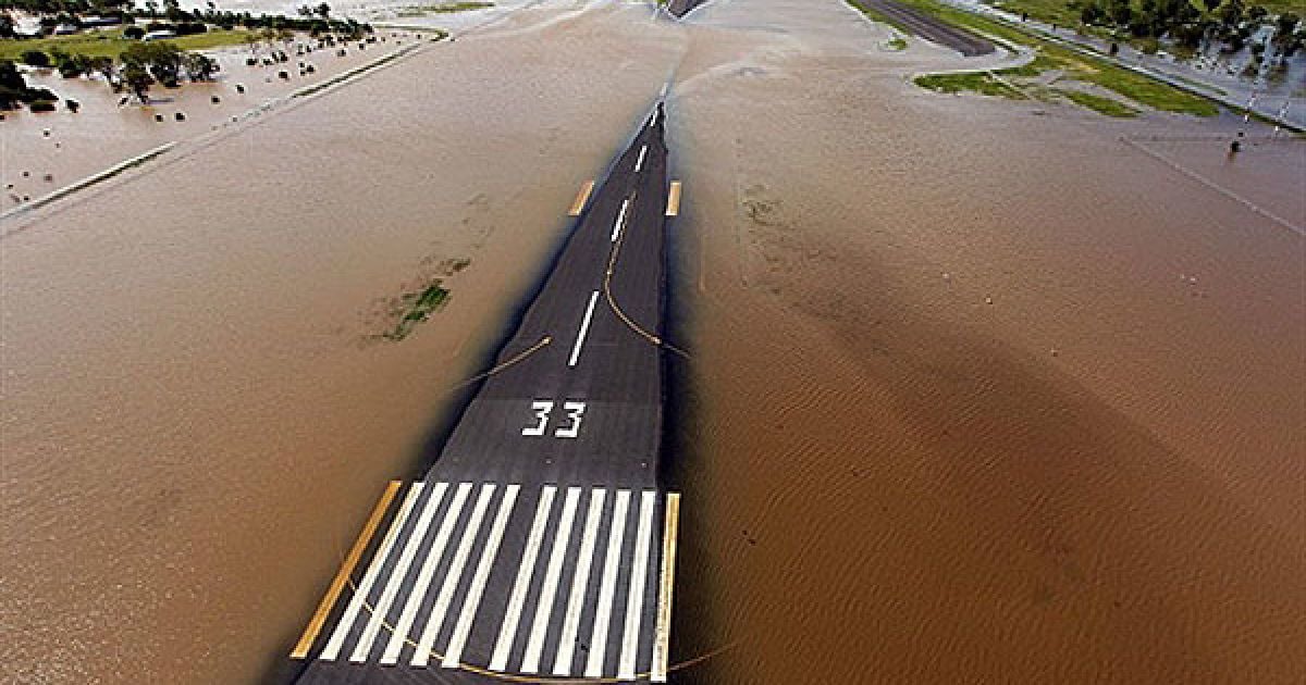 Австралія, Рокхемптон. Затоплена злітно-посадкова смуга аеропорту у Рокхемптоні, східна частина Квінсленда. Австралійські військові та рятувальні служби ведуть боротьбу із повенями на північному сході країни. Фото AFP/MECHIELSEN LYNDON / © AFP