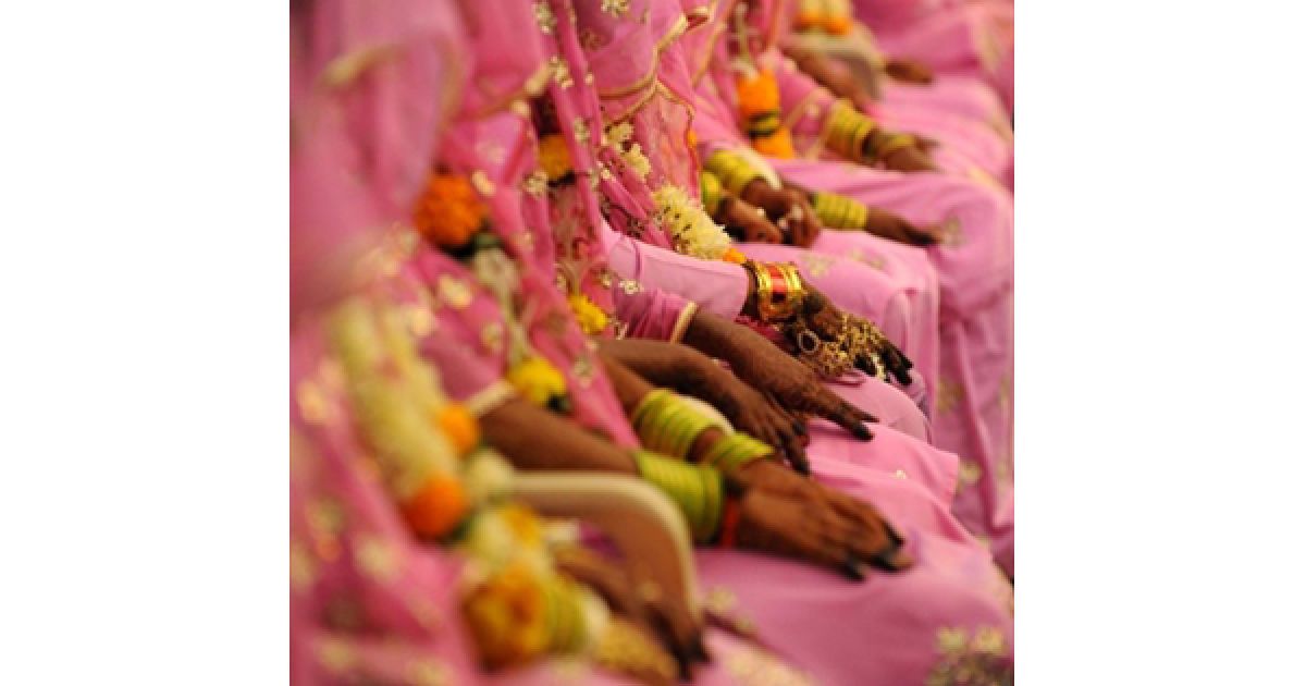 Мусульманські наречені чекають на початок церемонії масового весілля у Ахмедабаді. Сьогодні у мерії Ахмедабаду взяли шлюб одразу 65 молодих пар. / © AFP