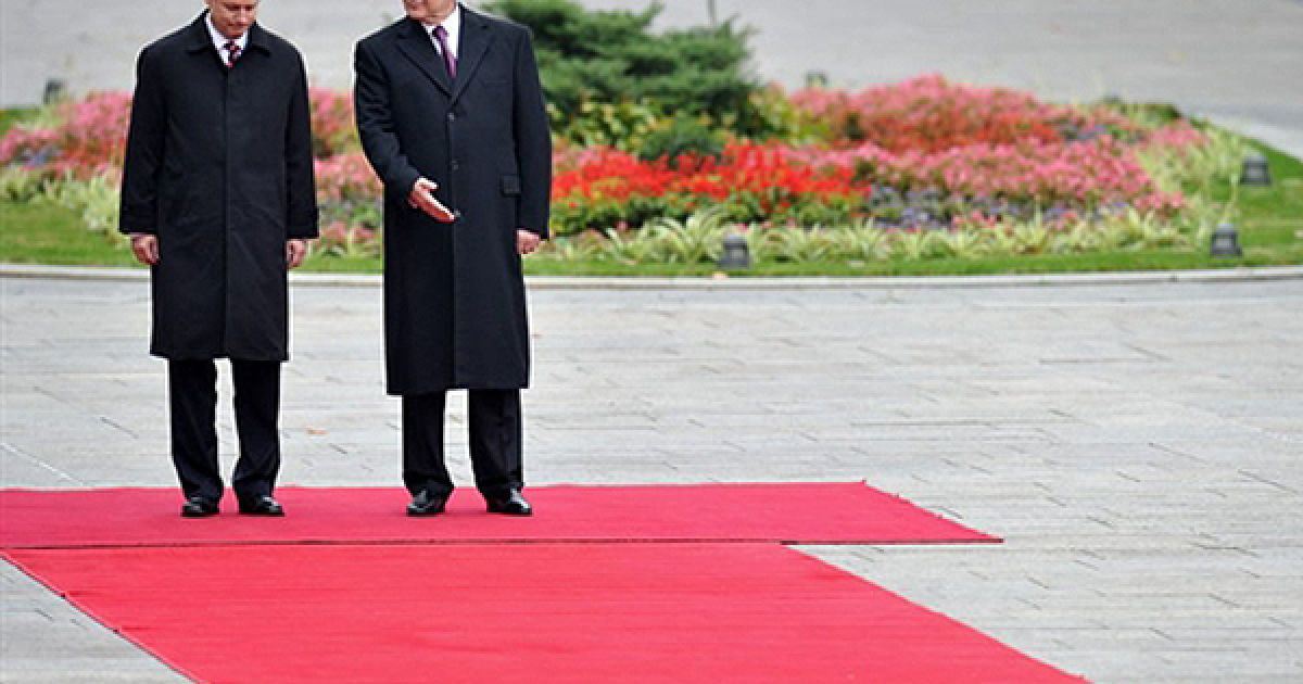 Президент України Віктор Янукович розмовляє із прем&rsquo;єр-міністром Канади Стівеном Харпером під час урочистої церемонії з нагоди початку візиту канадського прем&rsquo;єра до України. Харпер здійснить офіційний триденний візит. / © AFP