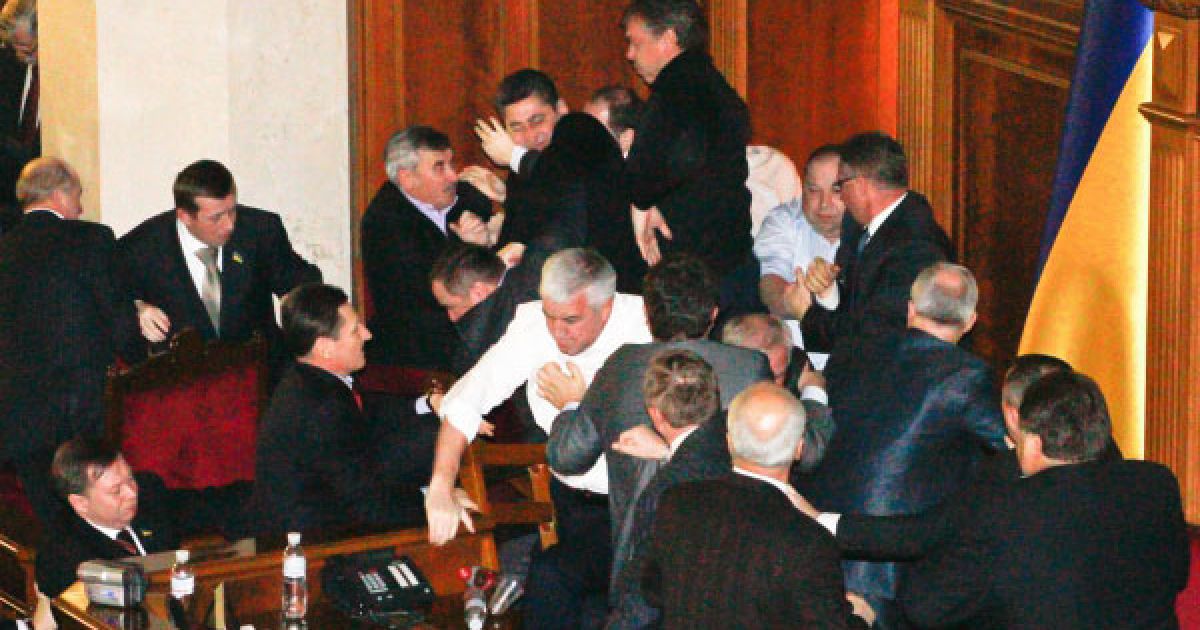 Буквально через декілька хвилин після цього депутати від Партії регіонів з боку президії увірвалися в зал і почали битися з &ldquo;бютівцями&rdquo;. / © Украинское Фото