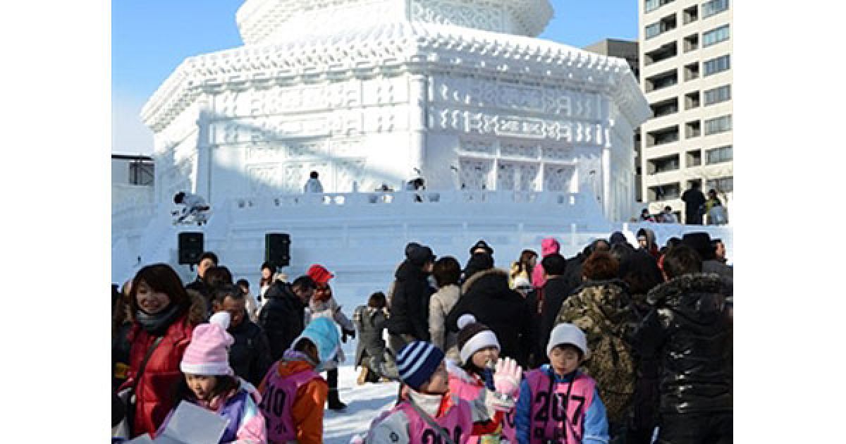 У японському місті Саппоро стартував "Сніговий фестиваль", на якому представлені сотні льодових скульптур. / © AFP