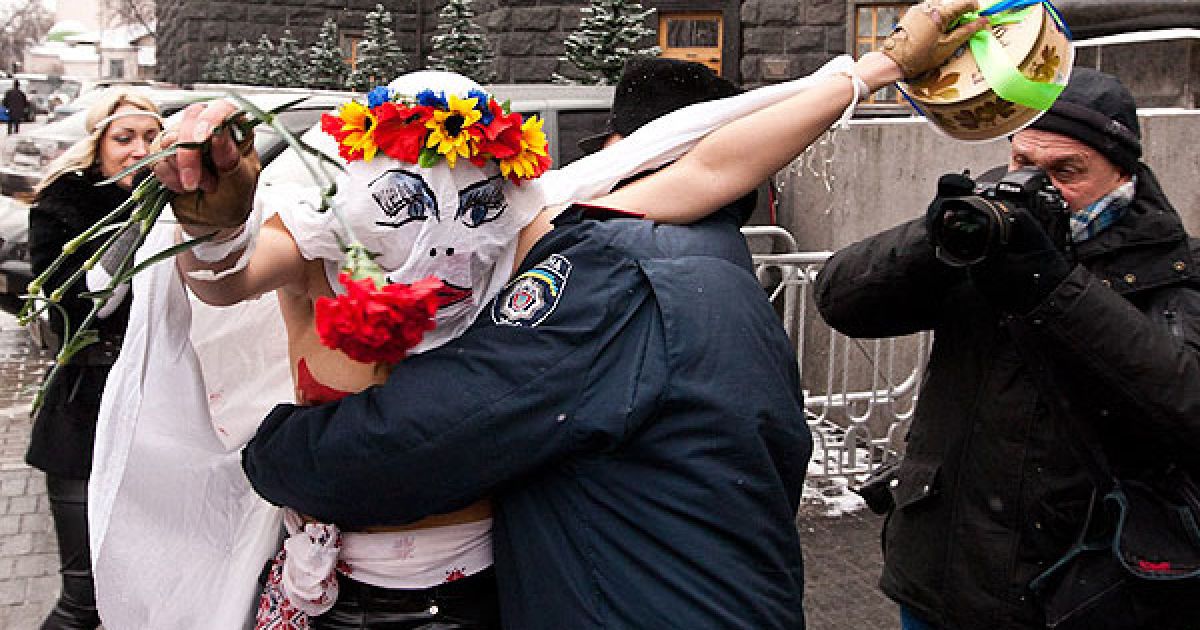 Активістка руху FEMEN в образі "кровосісі" спробувала прорватися до будівлі Кабінету міністрів і особисто вручити Миколі Азарову квіти і торт. / © Жіночий рух FEMEN
