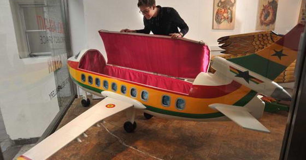 Африканець здійснює мрії, виготовляючи труни на замовлення