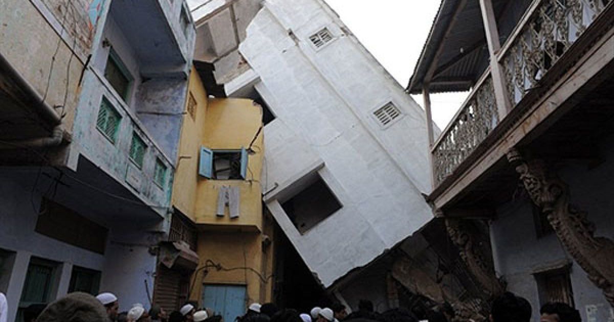 Індія, Ахмедабад. П'ятиповерхова будівля обвалилася на сусідні житлові будинки у місті Ахмедабад. П'ятеро людей загинули, десятки отримали поранення. Рятувальники проводять операцію зі звільнення людей, які залишились під уламками будівлі. / © AFP