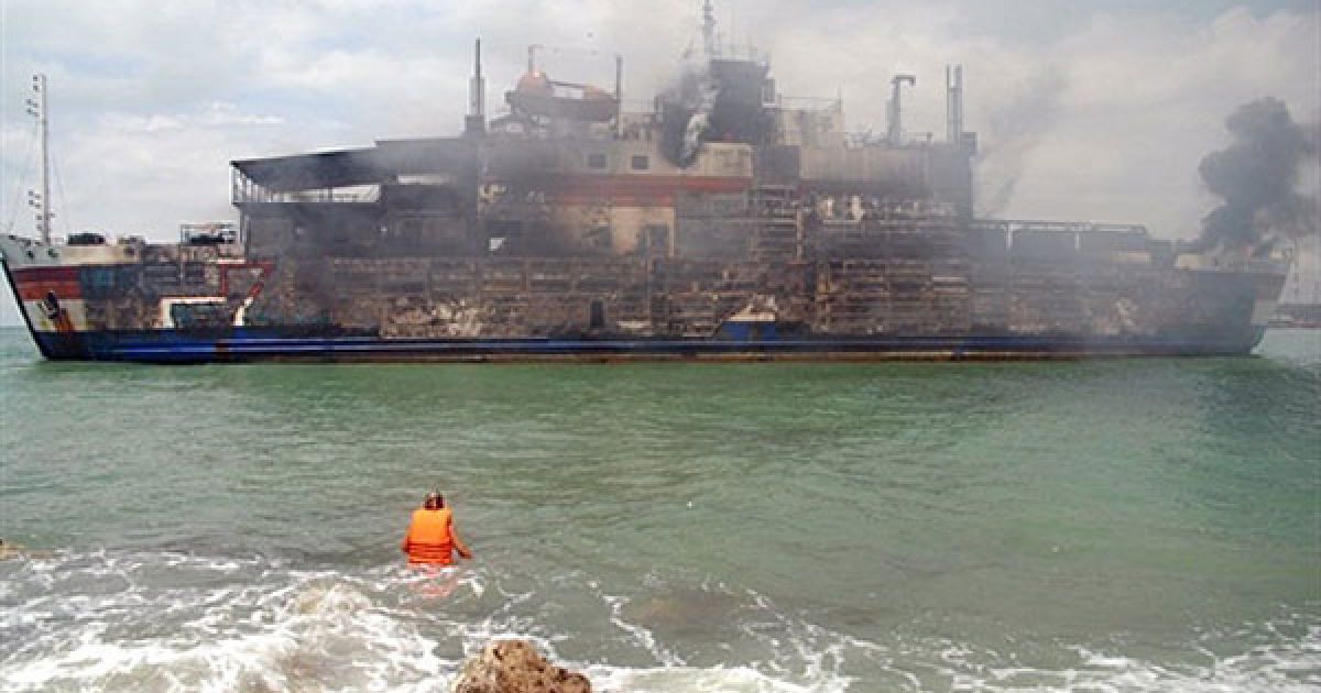 Індонезія, Мерак, Ява. Рятувальники дивляться на пором, який загорівся біля берегів міста Мерак. Принаймні, 11 людей загинули, коли на індонезійському поромі з 400 пасажирами на борту сталася пожежа. / © AFP