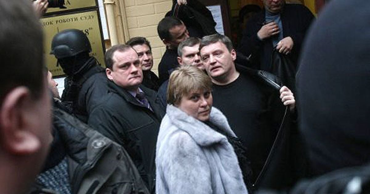 Народні депутати від НУ-НС Катерина Лук&rsquo;янова та Юрій Гримчак перед будівлею Печерського районного суду / © УНІАН