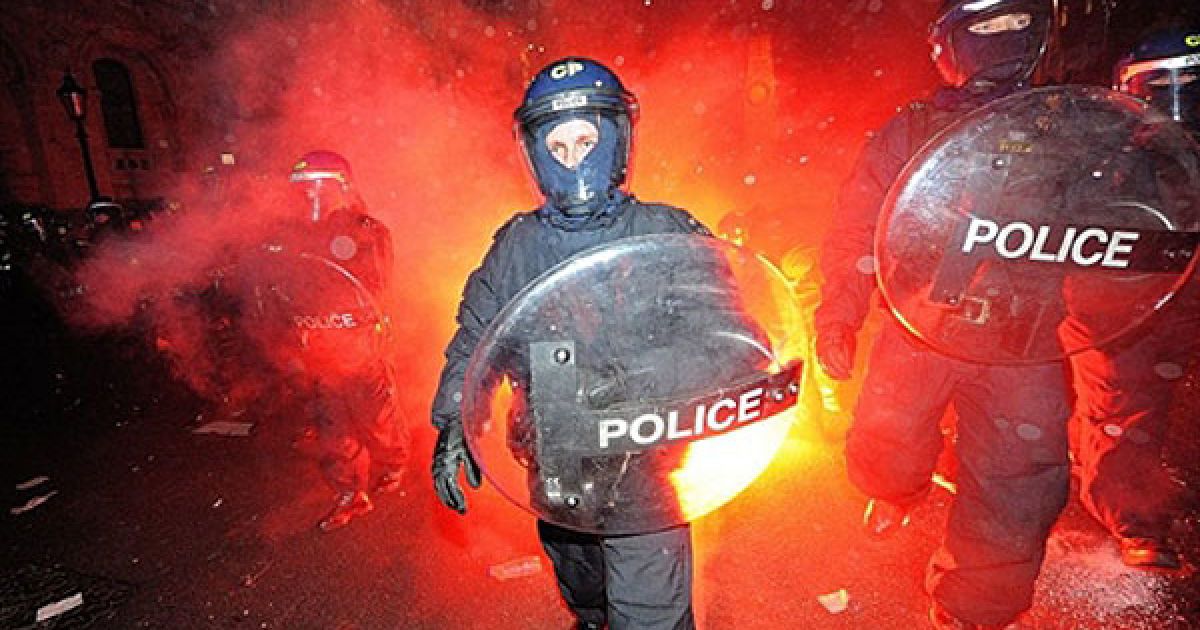 Великобританія, Лондон. Протестувальники атакували співробітників британського спецпідрозділу поліції під час студентських демонстрацій на Парламентській площі у Лондоні. Розгнівані люди почали акції протесту проти підвищення плати за навчання в університеті втричі. / © AFP