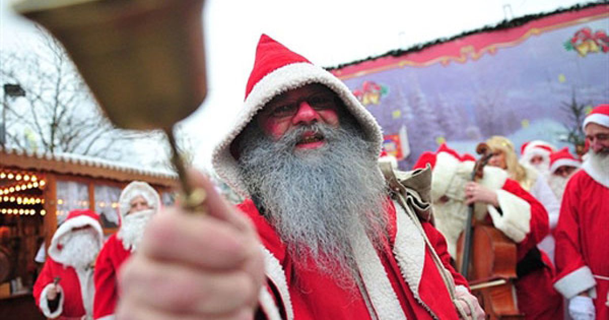 Німеччина, Берлін. Чоловік в костюмі Санта Клауса дзвонить у дзвоник під час святкування на ринку у Берліні. / © AFP