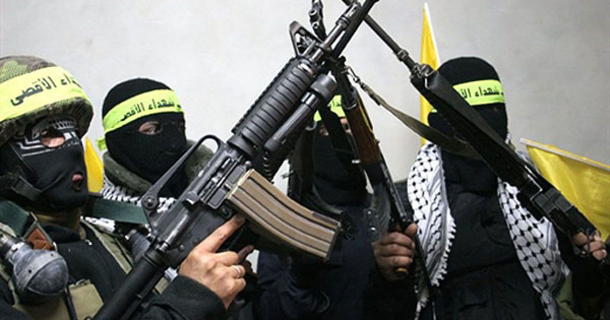 Хеврон. Палестинські бойовики з "Бригади мучеників аль-Акси" під час прес-конференції, на якій вони засудили передбачувані дії палестинських лідерів на мирних переговорах з Ізраїлем. / © AFP