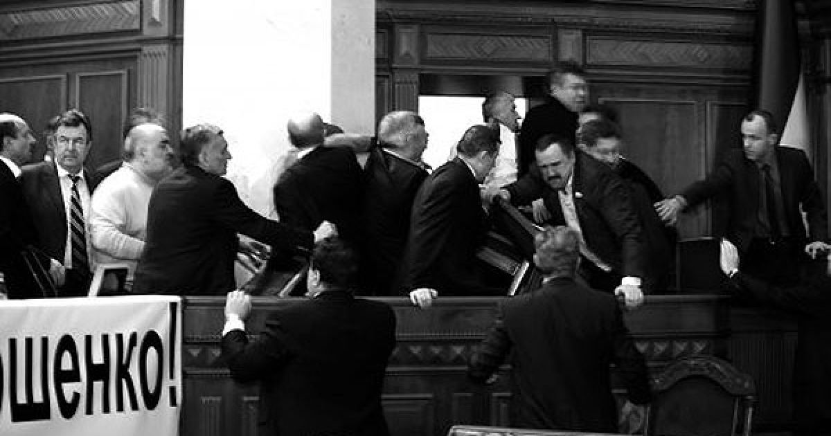 За словами кореспондента ТСН, бійка тривала близько двох хвилин, а потім все скінчилося і все заспокоїлось. / © УНІАН