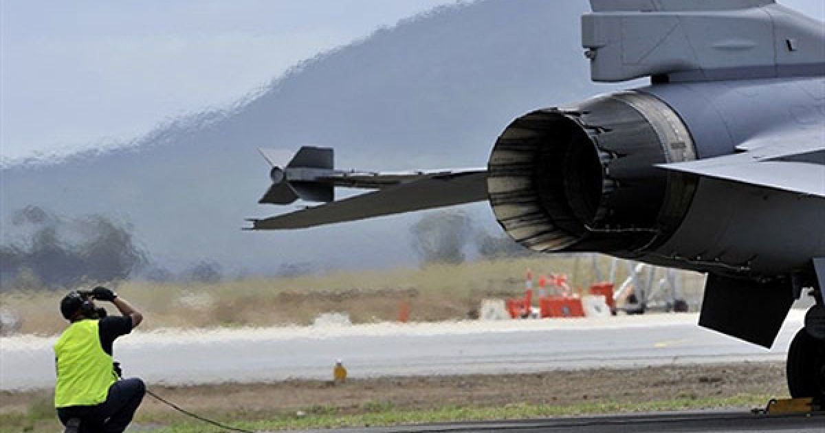 Австралія, Мельбурн. Член ВПС Сінгапуру готує літак F-16 до виступу на відкритті міжнародного австралійського авіаційного, аерокосмічного та оборонного шоу в Мельбурні. / © AFP