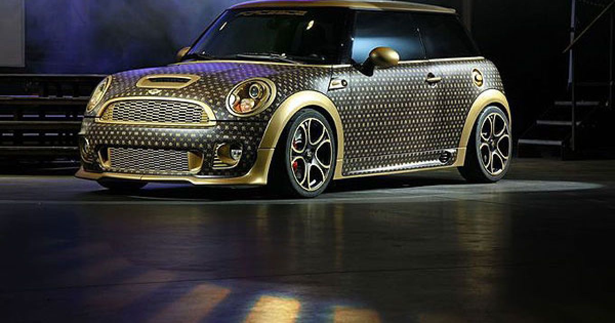 Модний автомобіль прикрасили темною шкірою із золотими візерунками у вигляді "Веселих Роджерів".