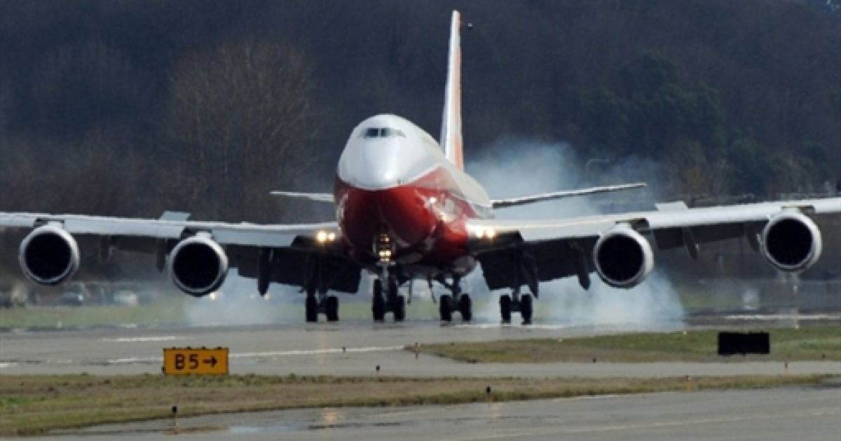 Boeing 747-8 Intercontinental завдовжки 76,4 м, вміщає до 467 пасажирів і розвиває крейсерську швидкість у 917 км на годину. / © AFP