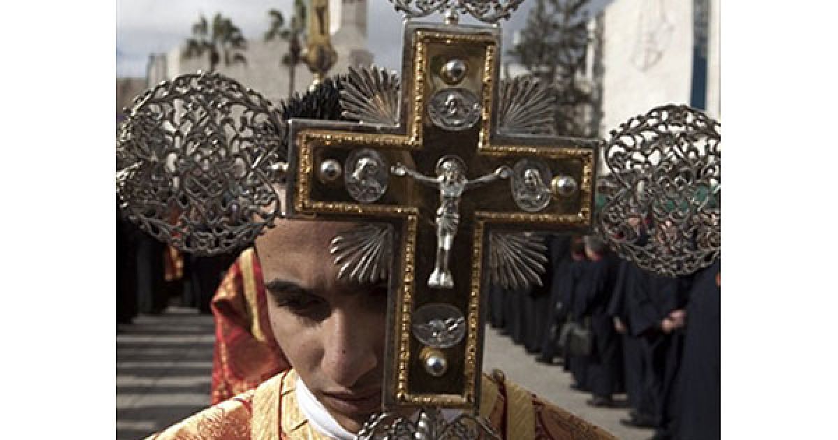 Віфлеєм. Грецькі православні священики беруть участь у різдвяній процесії поблизу церкви Різдва Христового, традиційного місця народження Ісуса Христа, у Віфлеємі. / © AFP