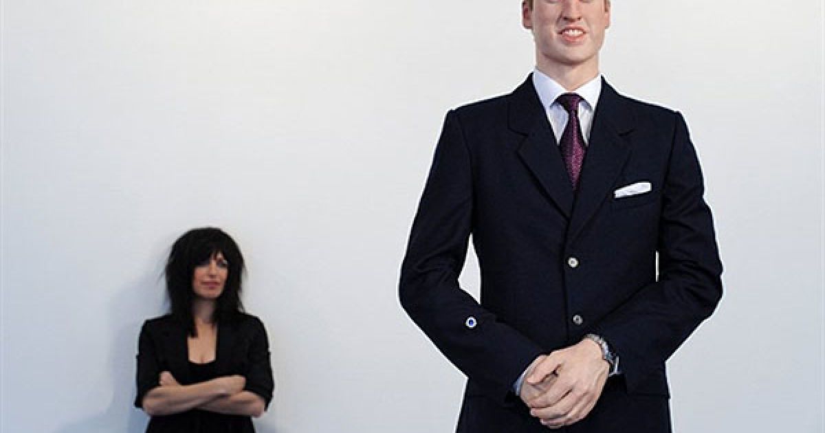 Великобританія, Лондон. Американська художниця Дженніфер Рубелл позує зі своєю роботою &mdash;восковою скульптурою принца Великобританії Вільяма у натуральну величину. / © AFP