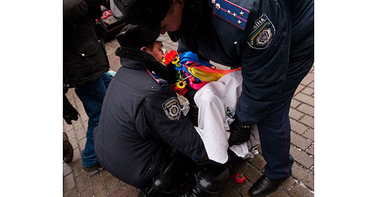 Охорона Кабміну затримала "кровосісю" і передала її працівникам Печерського РУВС. / © Жіночий рух FEMEN