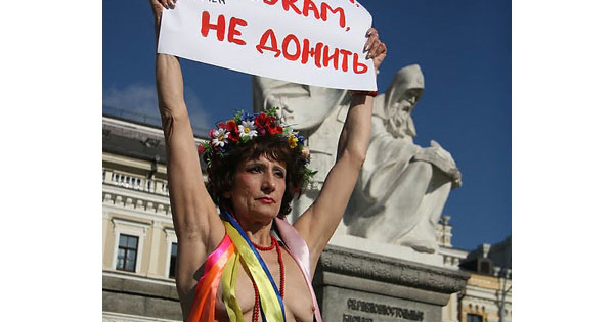 Активістка руху вийшла на Михайлівську площу у Києві з метою привернути увагу громадськості до "чергових спроб влади пограбувати український народ". / © Жіночий рух FEMEN