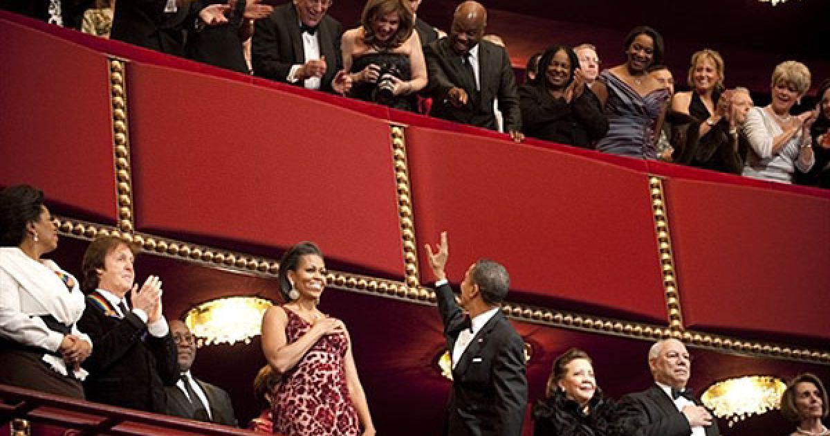 США, Вашингтон. Президент США Барак Обама вітає глядачів перед врученням Почесної преміє Кеннеді у Вашингтоні. Цього року лауреатами мистецької премії стали співак і композитор Мерл Хаггард, композитор і поет Джеррі Германа, танцюрист, хореограф і режисер Білл Джонс, композитор і музикант Пол Маккартні, продюсер, телеведуча і актриса Опра Уїнфрі. / © AFP