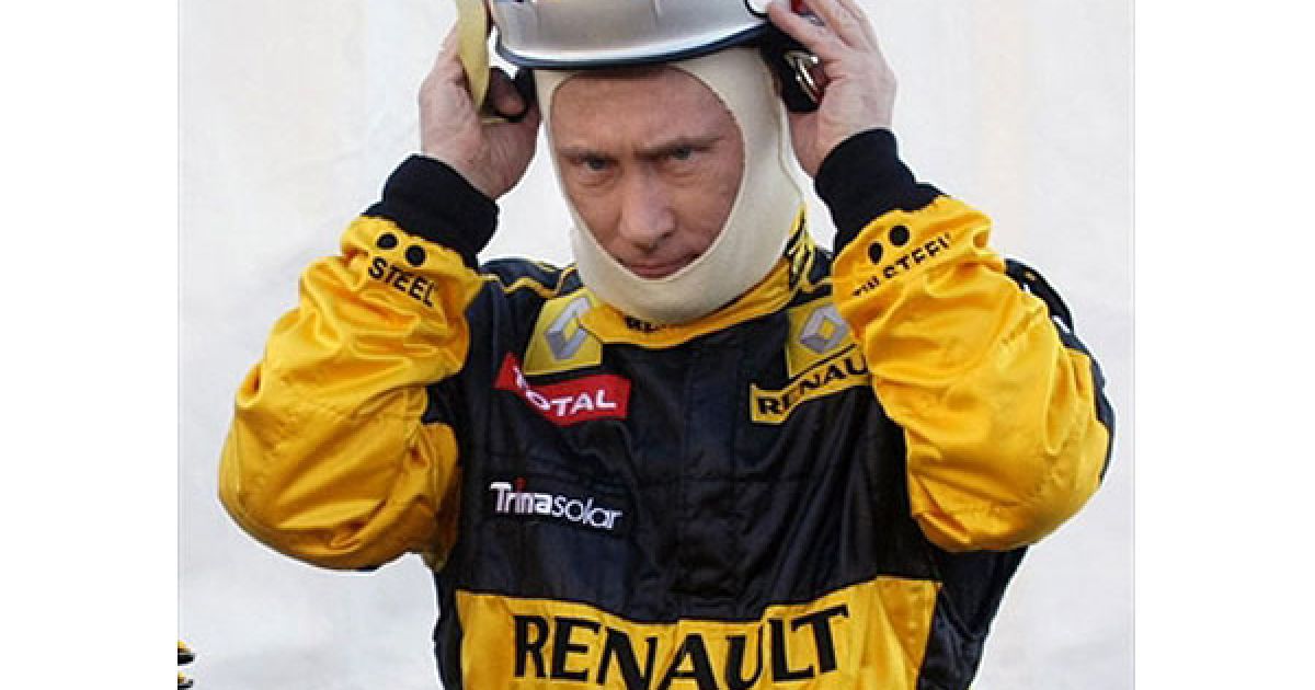 Росія, Санкт-Петербург. Прем'єр-міністр Росії Володимир Путін одягає шолом перед поїздкою на автомобілі Renault Формули 1 на спеціальному гоночному треку біля Санкт-Петербургу. / © AFP