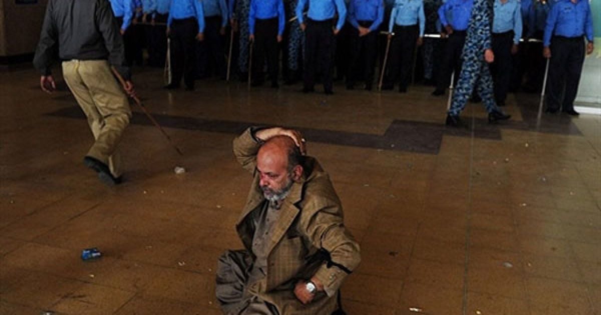 Пакистан, Карачі. Поранений співробітник Пакистанських міжнародних авіаліній сидить на підлозі міжнародного аеропорту в Карачі під час страйку. Між співробітниками авіаліній і поліцейськими відбулись зіткнення, в результаті дводенного страйку було скасовано близько 400 авіарейсів. / © AFP