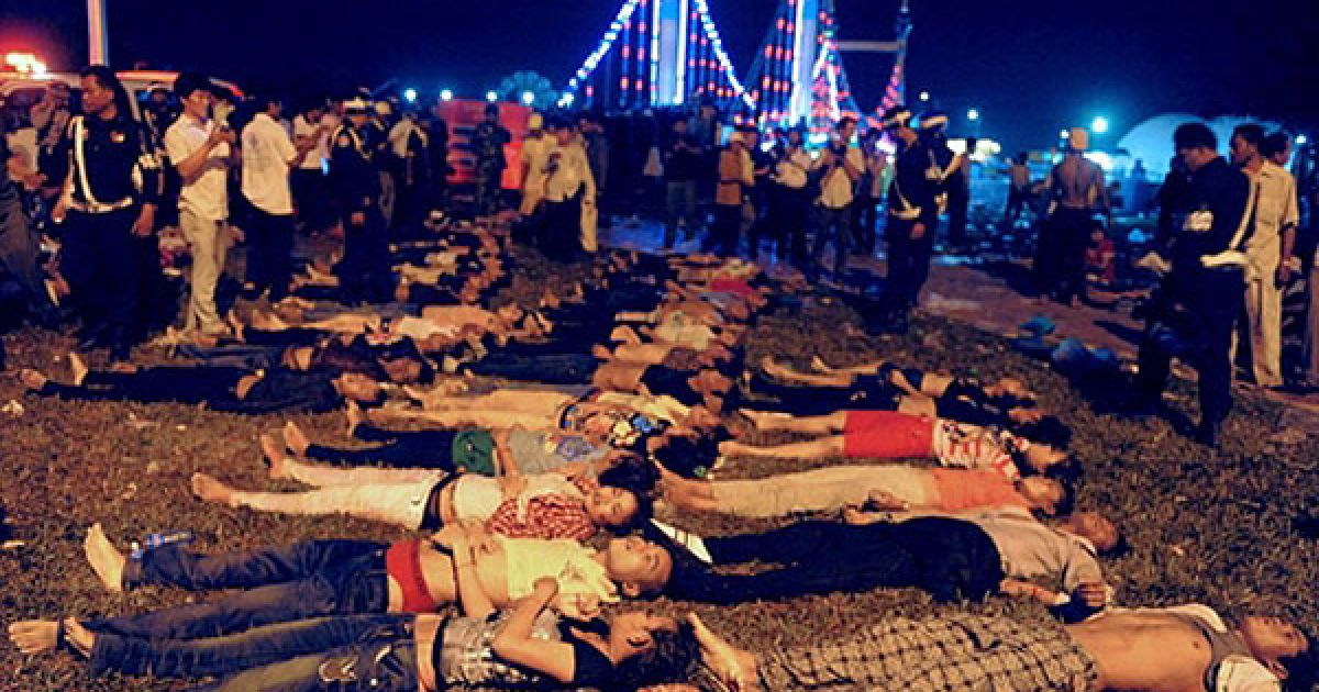 Очевидці заявляють, що тиснява і паніка почалися після того, як у натовпі, який святкував водний фестиваль, близько десяти людей знепритомніли.