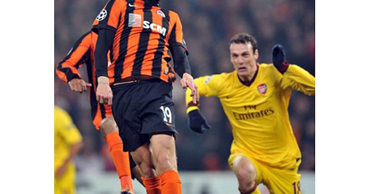 Олексій Гай і Себастьян Скіллачі ведуть боротьбу за м&rsquo;яч / © AFP