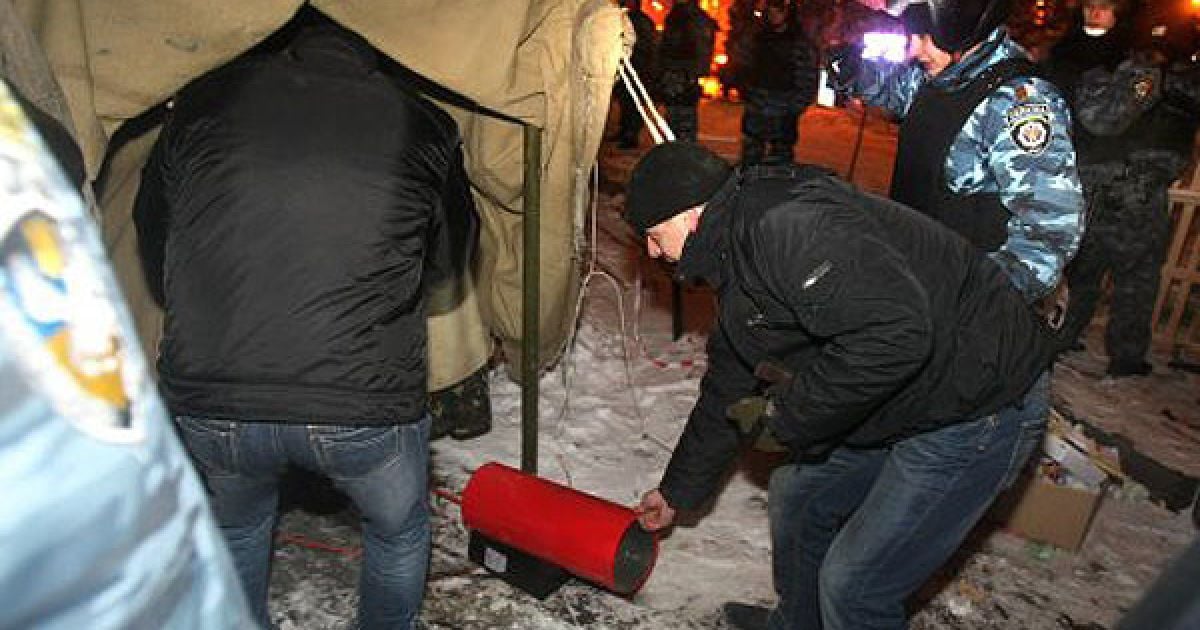 У ніч з четверга на п&#039;ятницю із застосуванням спецпідрозділів МВС на Майдані Незалежності в Києві було розібрано наметове містечко підприємців, які протестували проти Податкового кодексу. / © УНІАН