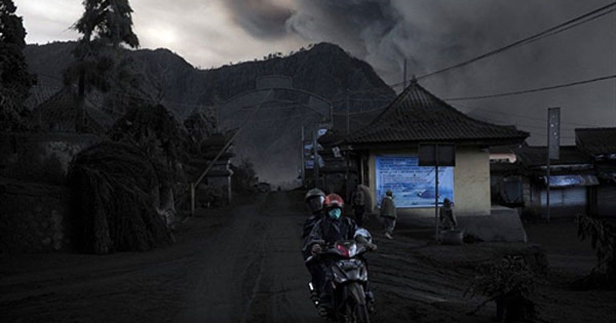 В Індонезії поблизу міста Чеморо Лаванг на сході острова Ява почалось виверження вулкана Бромо. / © AFP