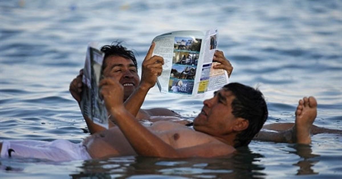 Мертве море. Чилійські шахтарі, які провели 69 днів у підземному полоні, плавають у Мертвому морі. Шахтарі здіснили паломництво у Святу Землю разом із дружинами та дітьми. / © AFP