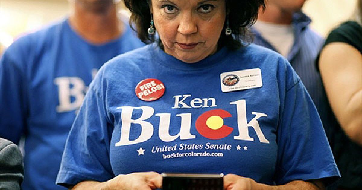 США, Грінвуд Вілледж. Прихильниця кандидата-республіканця Кена Бака перевіряє результати проміжних виборів. Республіканський кандидат до Сенату Кен Бак вступив у жорстку боротьбу із демократичним кандидатом Майклом Беннетом. / © AFP