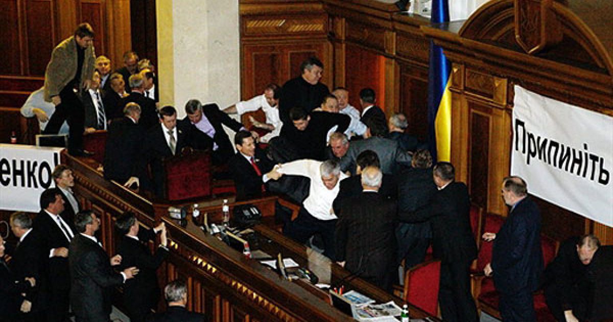 Україна, Київ. У Верховній раді України відбулася бійка між депутатами від опозиційної фракції "БЮТ-Батьківщина" та пропрезидентської Партії регіонів. Представники ПР ввечері увірвались до сесійної зали, яку блокували депутати з фракції "БЮТ-Батьківщина" на знак протесту проти кримінального розслідування проти колишнього прем&#039;єр-міністра Юлії Тимошенко. У Раді вимкнули світло, і депутати почали бити один одного стільцями. В результаті інциденту кількох опозиціонерів забрала швидка допомога. / © AFP