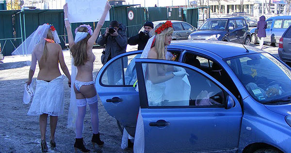 Жіночий рух FEMEN провів у Києві чергову топлес-акцію під назвою "Наречені для папуаса". / © Жіночий рух FEMEN