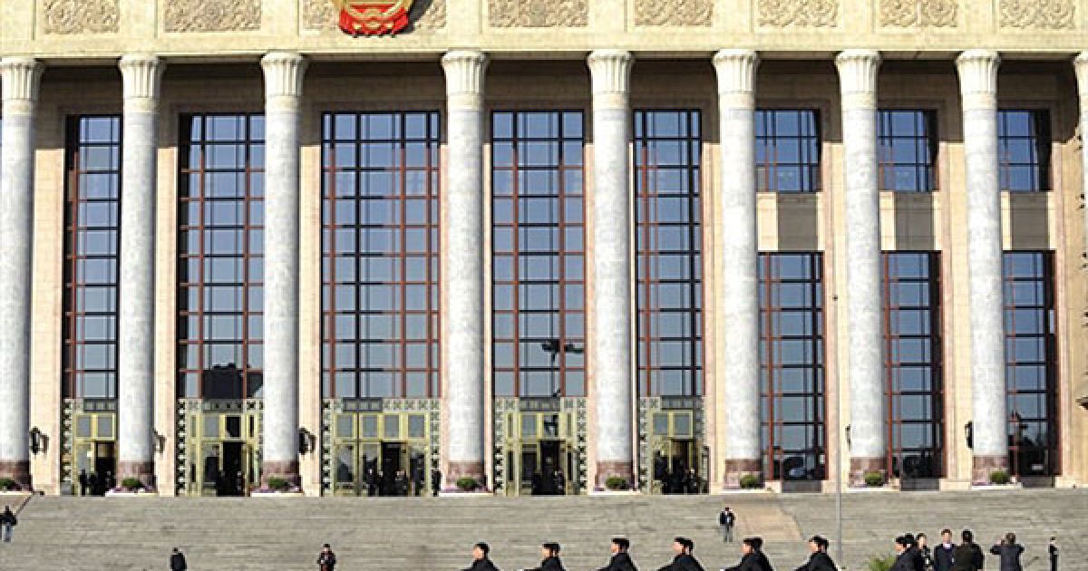Китай, Пекін. Загін сил безпеки проходить повз будівлю, в якій відбуваються Всекитайські збори народних представників. / © AFP