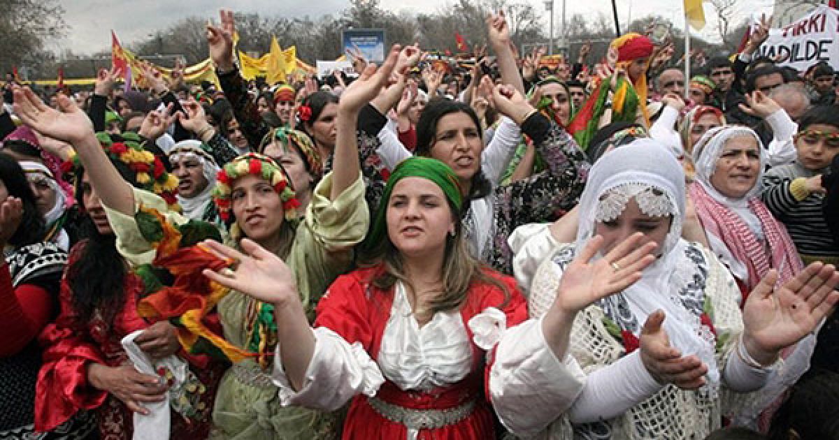 Туреччина, Анкара. Курди відзначають свято початку Нового року, Навруз. "Навруз" в перекладі з перської означає "новий рік", який відзначають у перший день весни в країнах Центральної Азії, Іраку, Туреччині, Афганістані та Ірані. / © AFP