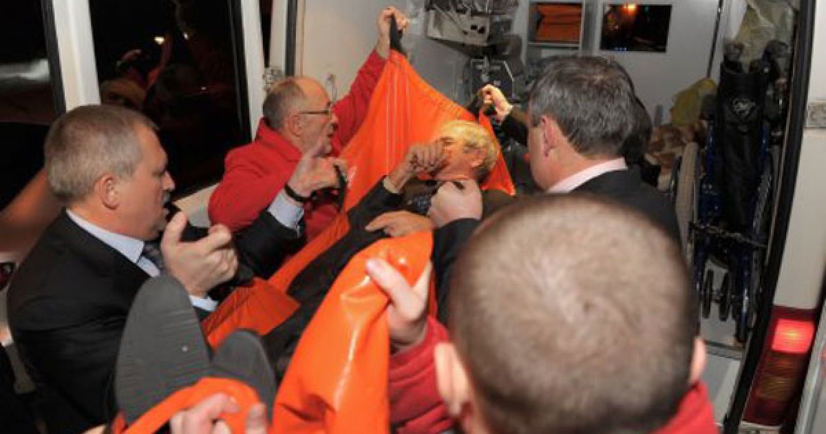 Депутата з фракції &ldquo;БЮТ-Батьківщина&rdquo; Юрія Гнаткевича забрала "швидка" після бійки з депутатами від Партії регіонів. 
Юрія Гнаткевича медики на ношах винесли із зали. / © УНІАН