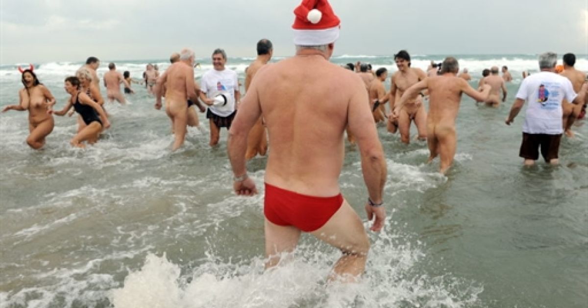 Франція. Традиційний передноворічний заплив нудистів.