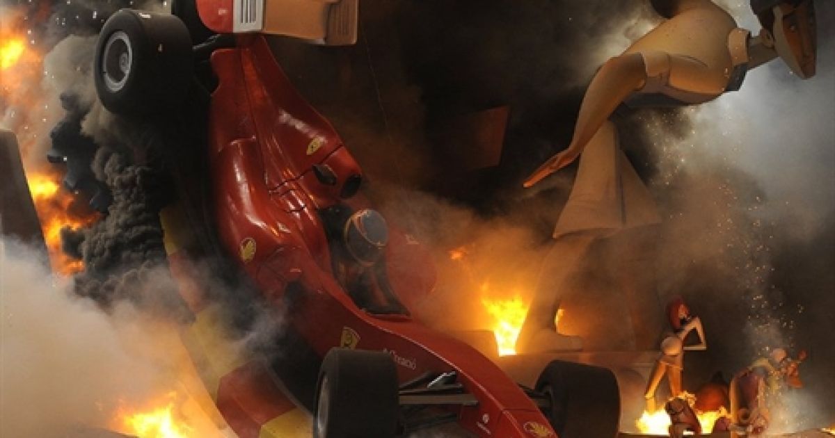 Цього року на вулицях Валенсії спалили 600 гігантських ляльок. / © AFP