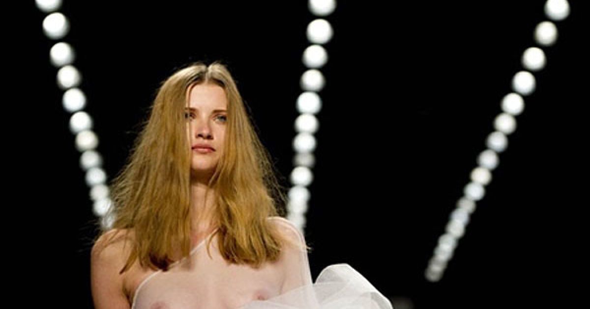 Німеччина, Берлін. Модель демонструє одяг з колекції Lever Couture під час показу на Берлінському тижні моди, який триватиме до 22 січня.