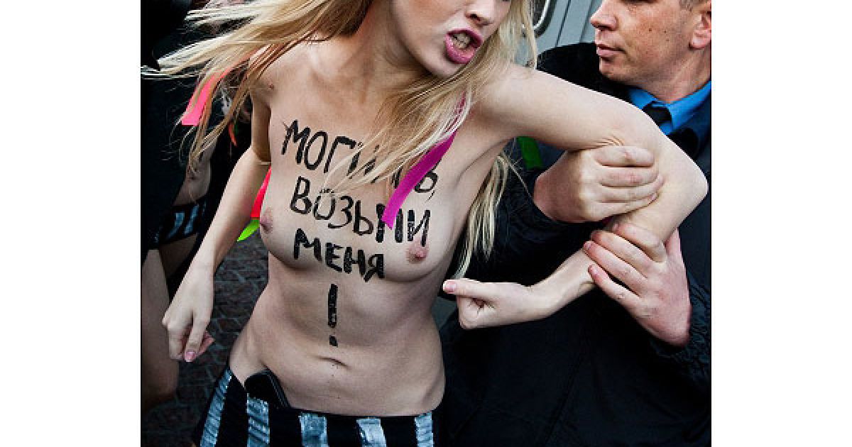 Під час спроби потрапити в будівлю ГУ МВС, оголені активістки FEMEN були затримані і доставлені до Шевченківського райвідділу міліції. / © Украинское Фото