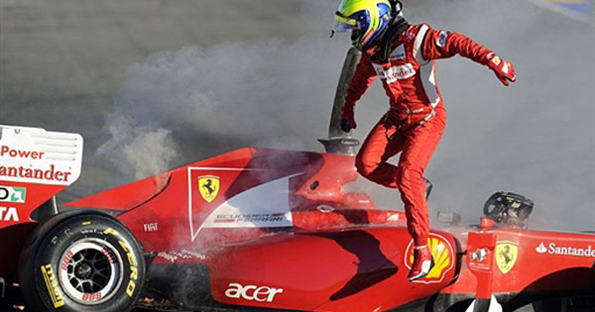 Іспанія, Честе. Бразильський водій команди Ferrari Феліпе Маса вистрибує зі свого автомобіля після проблем із двигуном, які виникли під час тренування на треку Рікардо Тормо у Честе. / © AFP
