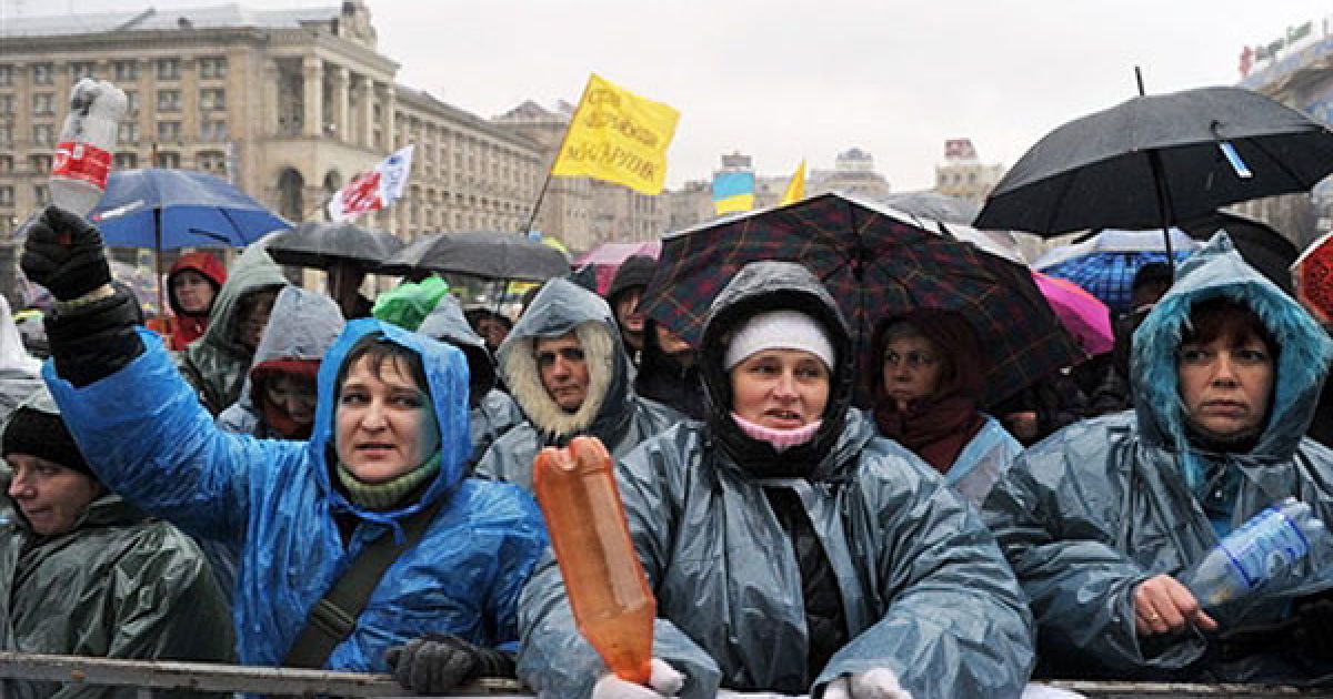 Україна, Київ. Люди скандують гасла під час акції протесту на Майдані Незалежності у Києві. Представники малого та середнього бізнесу протягом останніх місяців неодноразово критикували плани уряду щодо уніфікації низки законів про податки. Тепер  тисячі підприємців по всій країні беруть участь у мітингах та акціях протесту проти нового Податкового кодексу, який має вступити в силу з 1 січня 2011 року. / © AFP