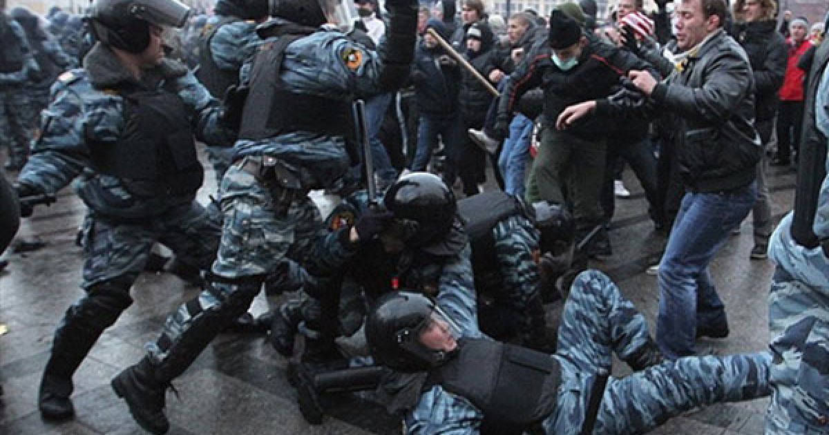 Росія, Москва. В центрі Москви сталися жорсткі зіткнення між футбольними уболівальниками і спецпідрозділами міліції. Зіткнення спалахнули після того, як 28-річний Єгор Свиридов, уболівальник футбольної команди "Спартак" (Москва) був застрелений. Свідки стверджують, що Свиридов був убитий пострілом у голову під час масової бійки із кавказцями. / © AFP